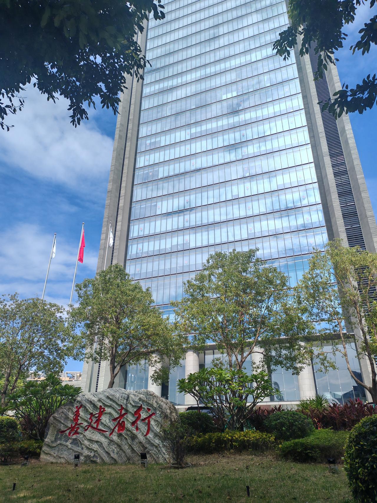 全网都是打仗的消息，无疑这周的主线围绕这一热点事件开展。上海市场中能化、金属、军