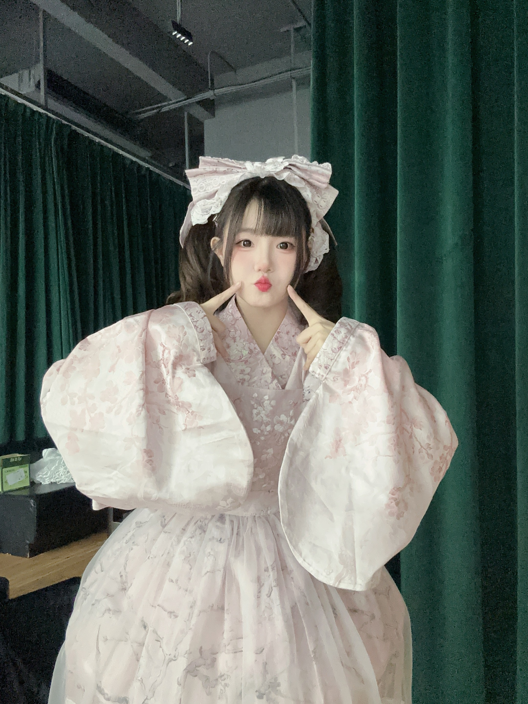 ┌─────┐  │     吃什麼     │  └∩───∩┘       