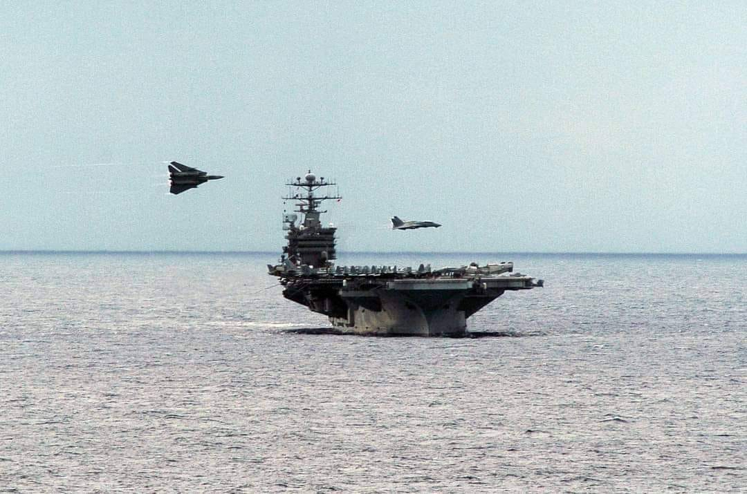 猫宁。低空飞越斯坦尼斯号上空的F-14大猫 