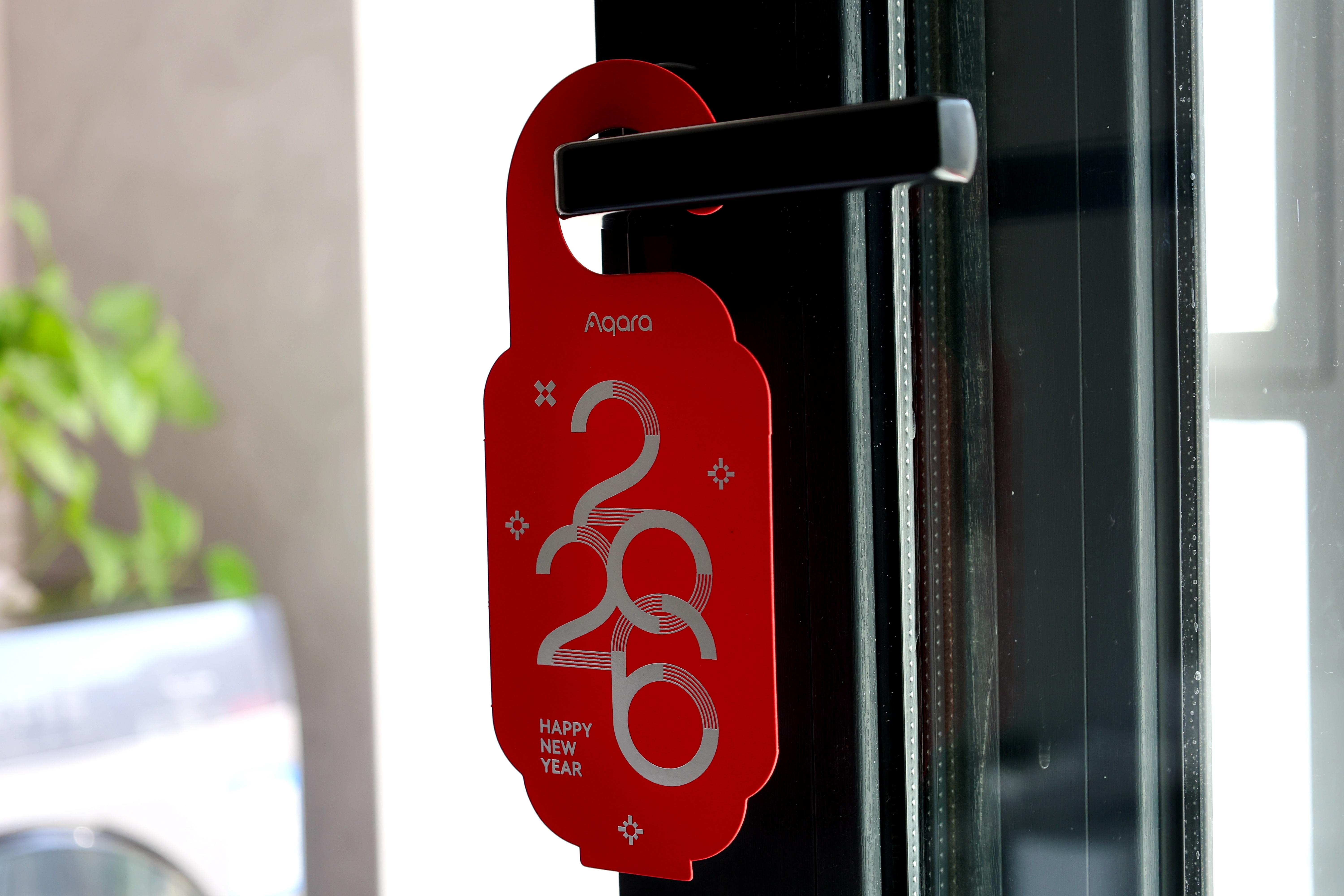 收到了Aqara 的新春礼盒，喜庆感和实用性拉满。除了门挂、贴纸、红包、对联、福
