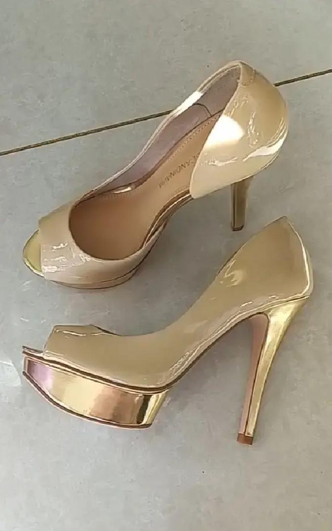 裸金高跟，断货预警！
 
上周穿它去婚礼，三个伴娘追着问链接。漆皮反光像给脚打了