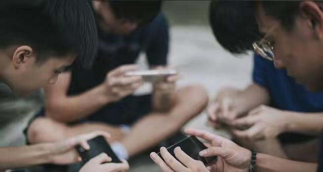 资本家赢了，老百姓输了，输得体无完肤，你有没有察觉，如今孩子嘴边挂着的，早不是课