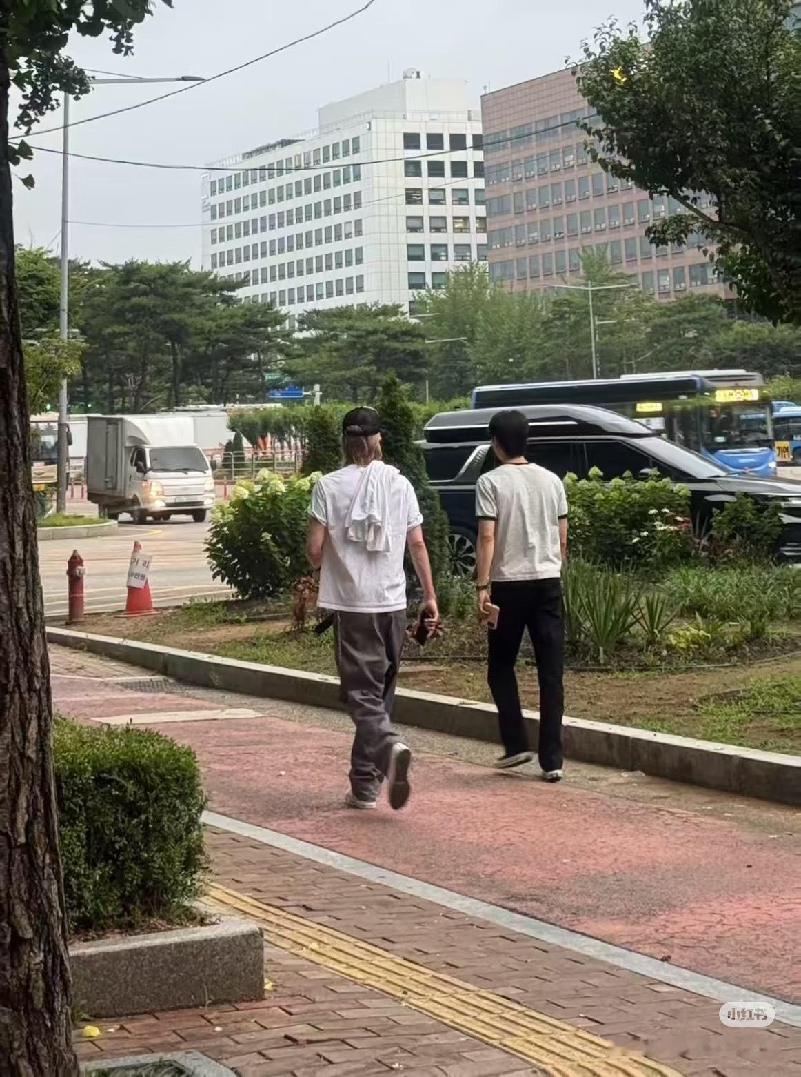 粉丝偶遇徐明浩被悄悄买单 粉丝去KBS预录前去饭店吃饭偶遇徐明浩被悄悄买单了，还