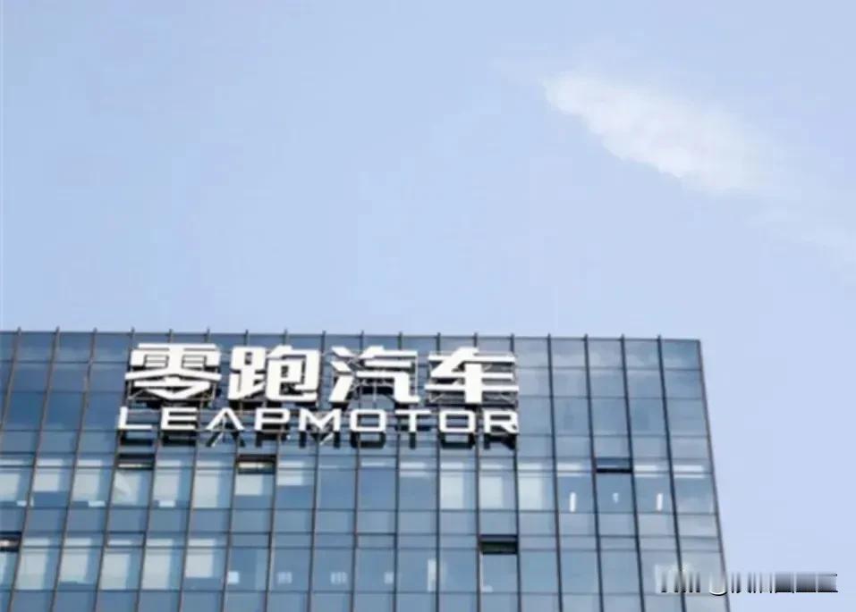 出去打扮的人模人样，在家丑态百出，忽悠人，骗流量就这样还有觉得她可爱真性情？这世