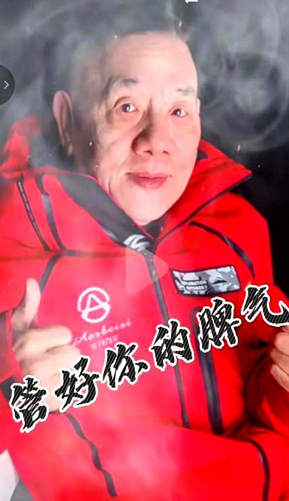 网友狂刷“爆料德云社”，73岁老将一句话封神。
 
直播间里，满屏都是“爆料德云