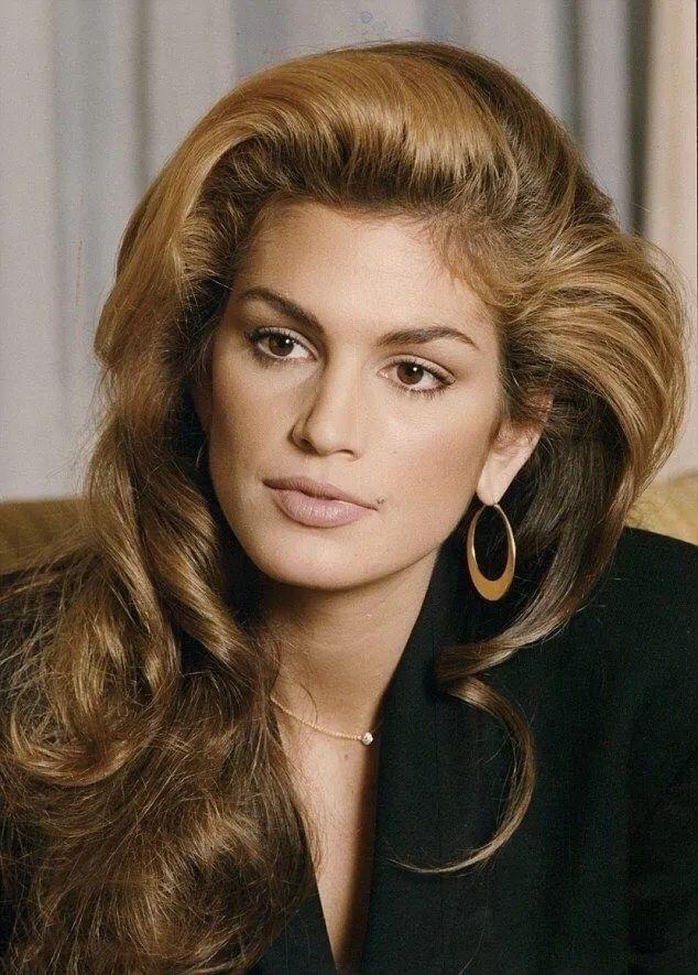 Cindy Crawford 在20世纪80年代和90年代风靡时装界，并被评为时