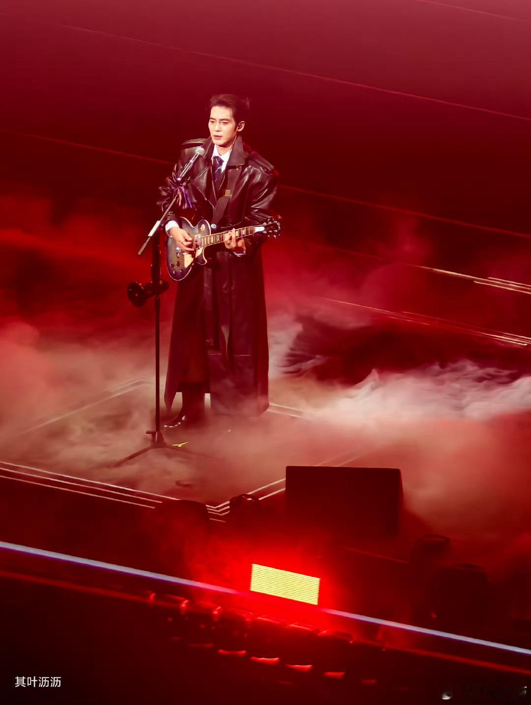 于适红色皮衣好酷于适适诗2026巡回演唱会于适成都演唱会谁还没被于适的红色皮衣惊