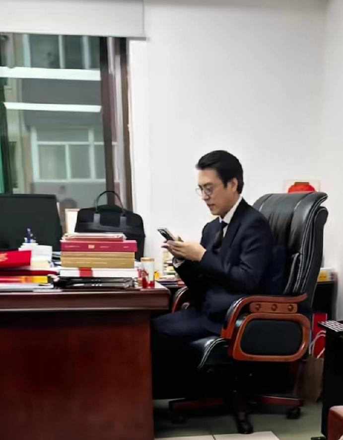 靳团长的办公室很“体制”，既简约又古典。
标志性的茶杯、帅气的发型和潇洒的签名！