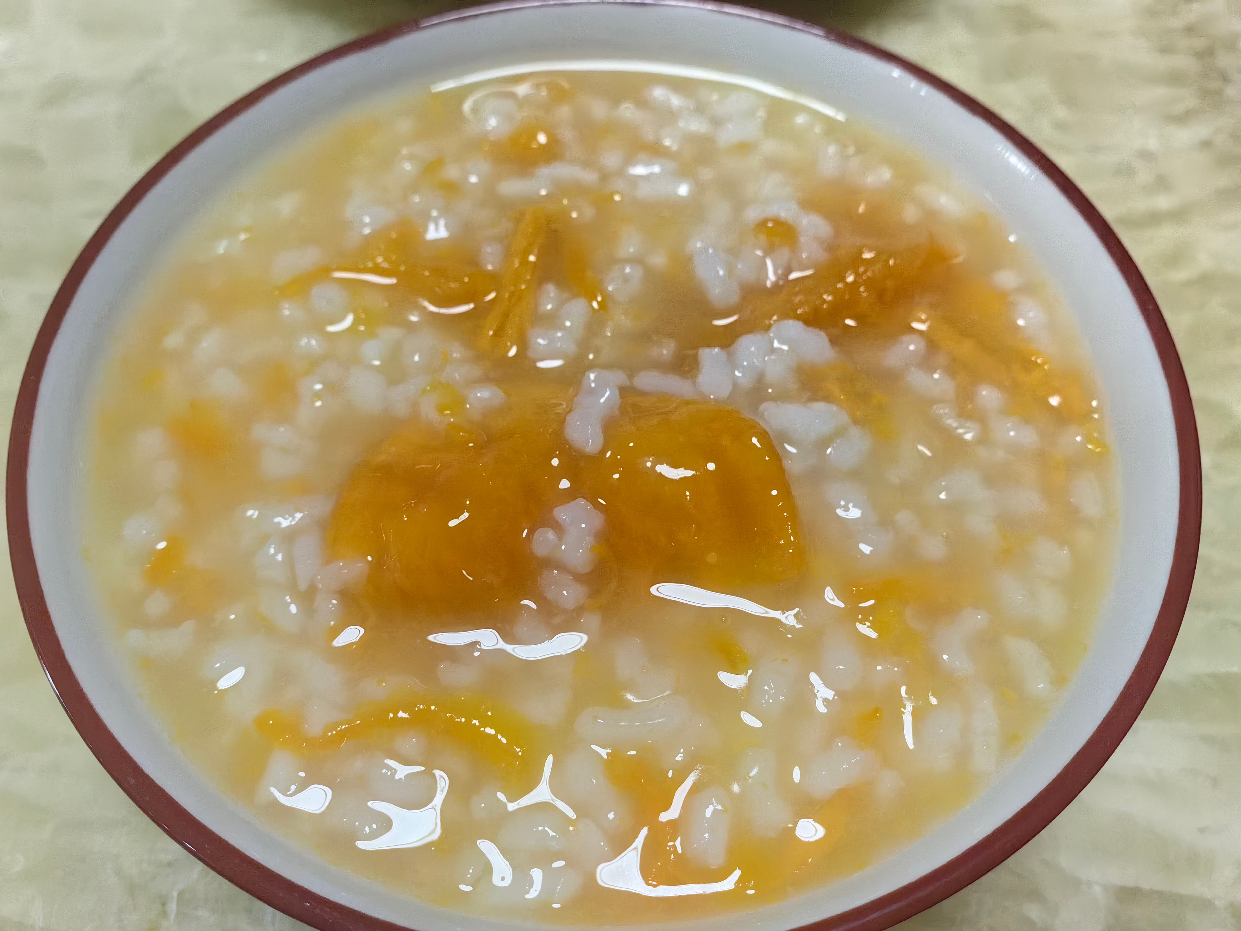 每日一餐分享红薯粥，炒四季豆，红烧鱼，菜脯碎煎鸡蛋。 
