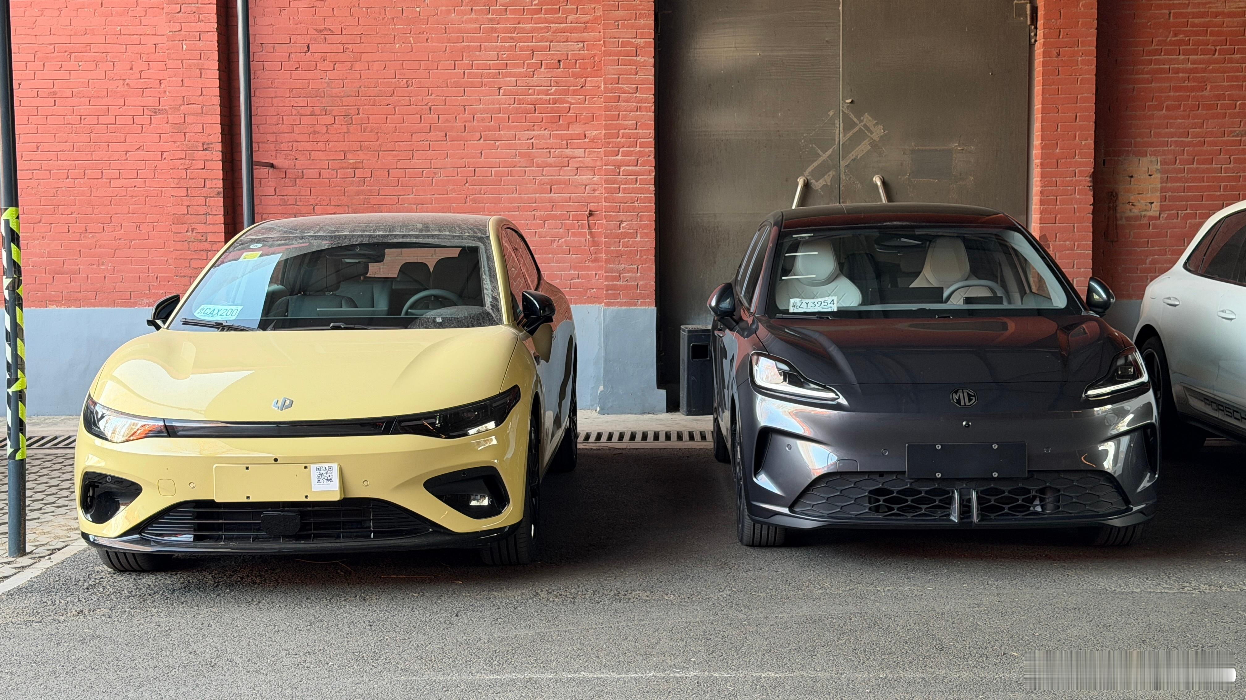 零跑Lafa5和MG4摆一起… 确实Lafa5更帅更显贵🙈 