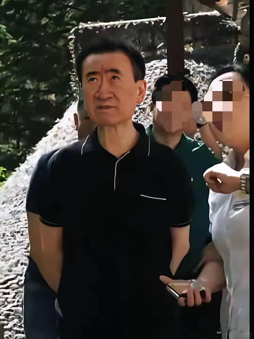 我一个在万达工作的朋友，他说，王健林本人和电视上的他，根本就不一样，王健林私底下