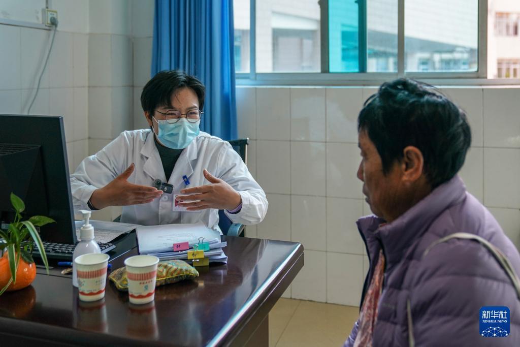 当年被张桂梅死死拽住不让退学换彩礼的贫家女孩刘琪美，如今穿着白大褂站在县医院里，