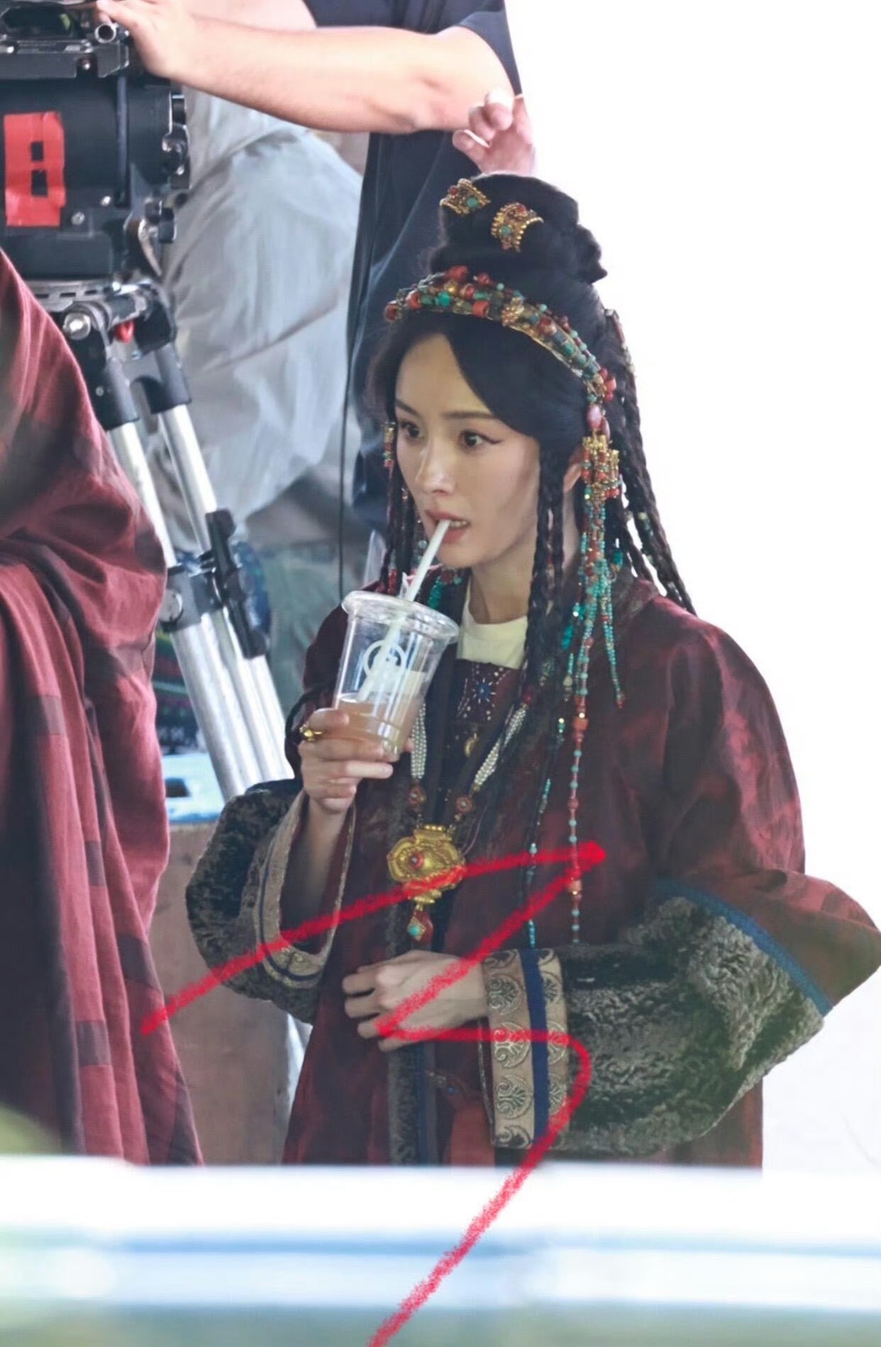 杨幂  今天小幂也喝了库迪，立夏过后热得该喝点冰的解暑了 想知道幂喝的什么口味？