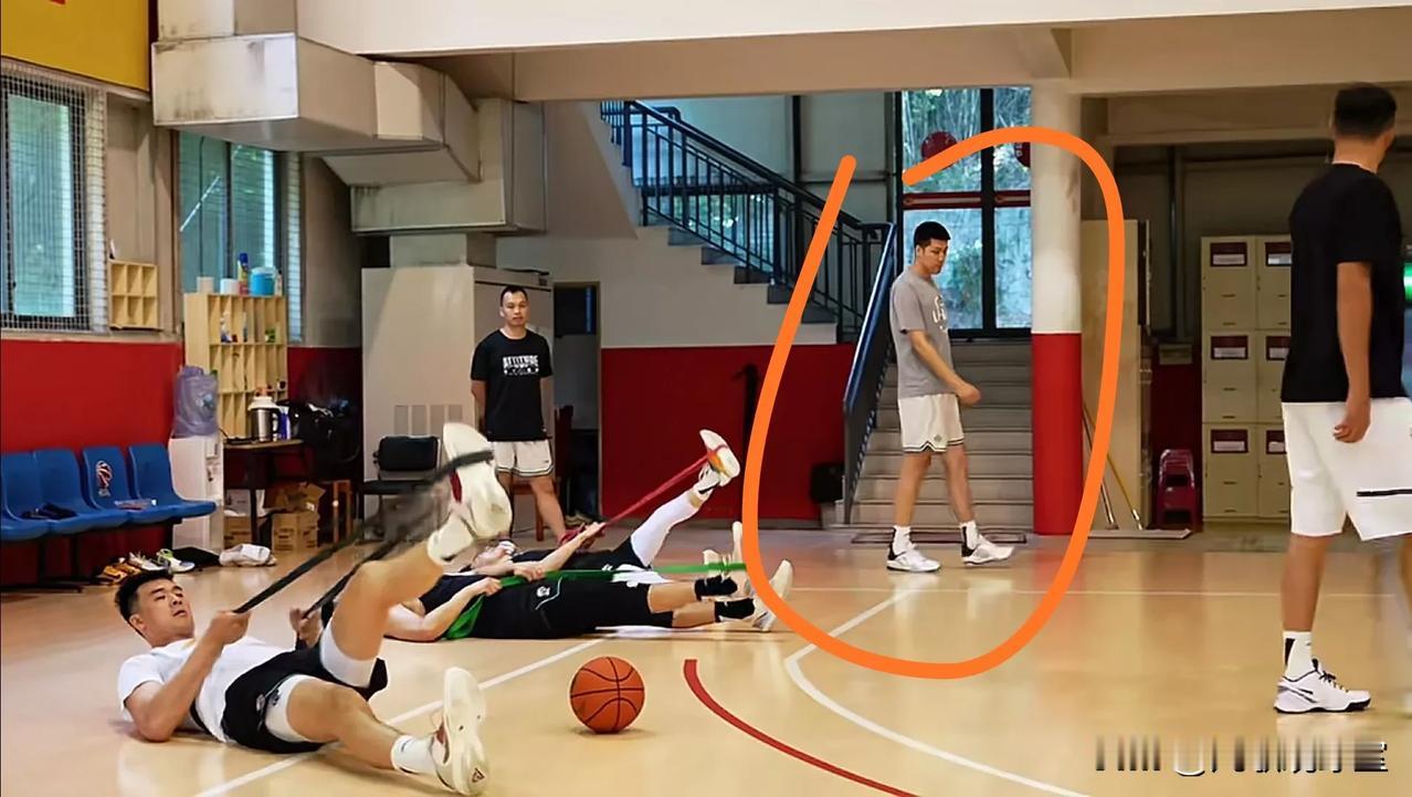 太意外了！任骏威加盟深圳男篮担任球队助教辅助前广东宏远队友周鹏！
据了解，上海决