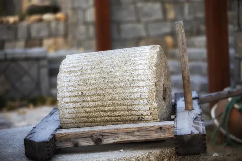 磨盘转得慢，磨出来的面才细

一、村头那盘石磨，驴蒙着眼走了几十年，磨盘吱呀呀转