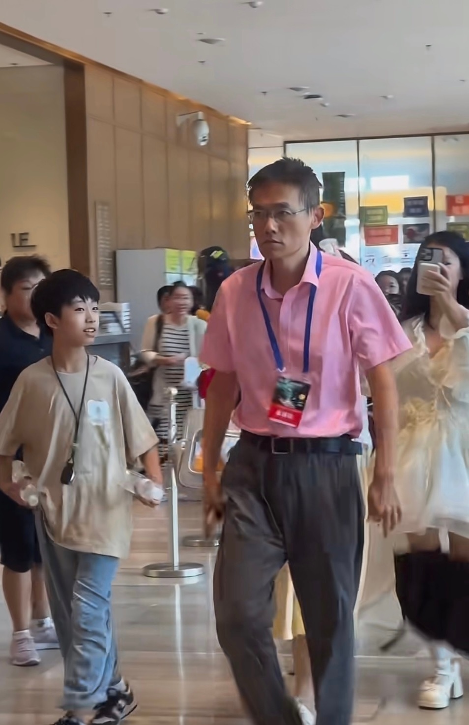 李飞 粉色娇嫩你如今几岁了 李飞这件粉色演唱会战袍就这样穿了一年又一年 飞总粉色