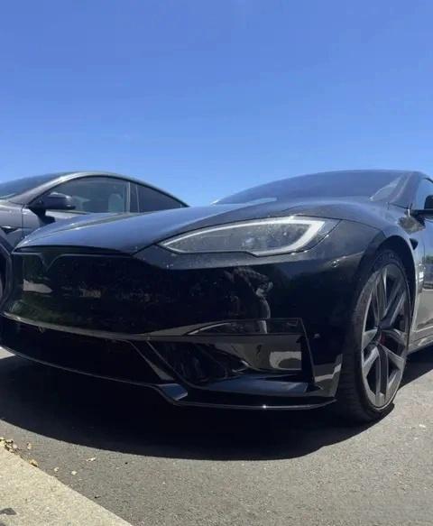 兄弟们，这是网上流出的新款特斯拉Model S Plaid的实车图，变化主要体现