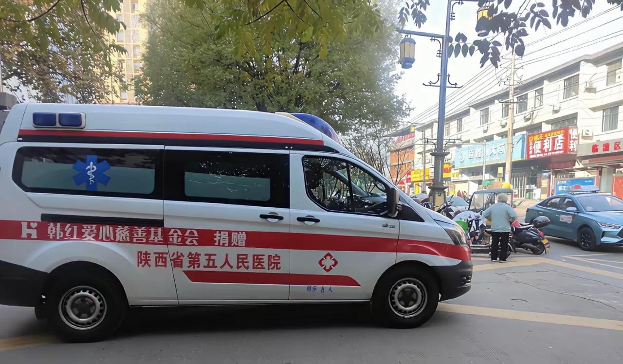 韩红基金会捐赠的救护车已经加上了"月捐人"三个字！之前是不起是一直是没有月捐人三