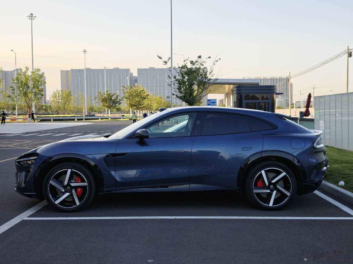 好久没打开，在小米YU7后备箱发现一个提车时送的安全锤和背包，包赶紧评论里抽给大