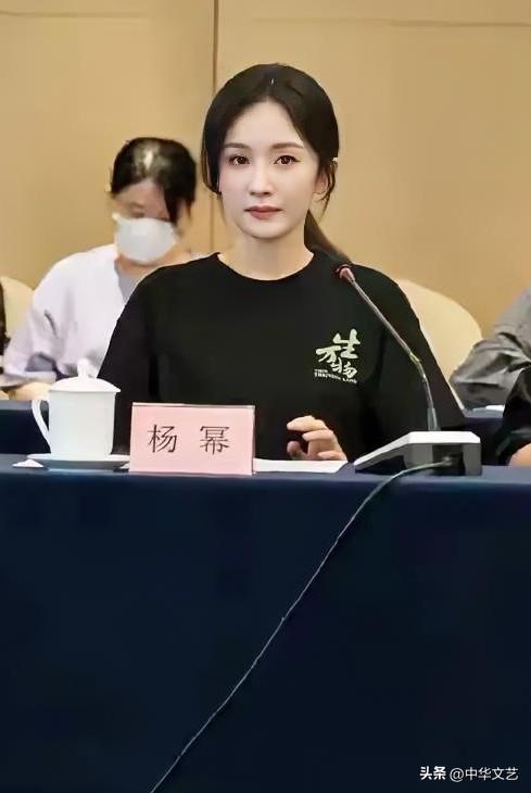 外号“小狐狸”的杨幂（1986年出生）从四岁参演电视剧《唐明皇》到2025年凭借