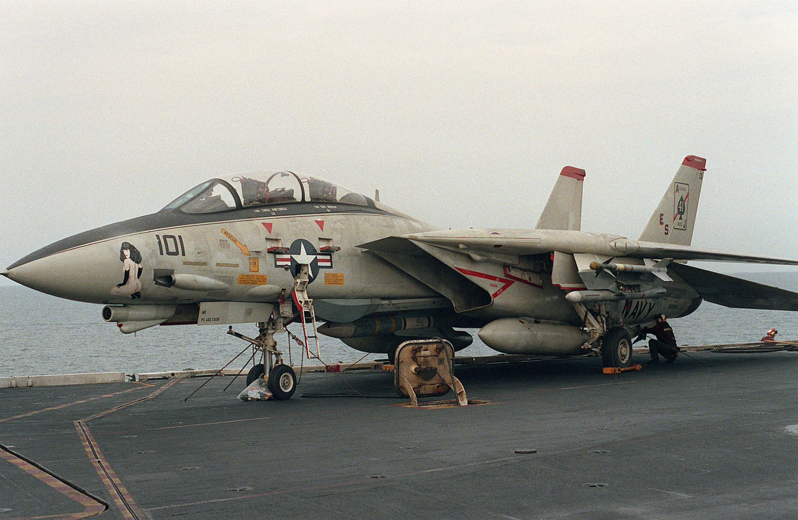 猫宁。甲板上VF-2 Bounty Hunters赏金猎人中队旗下F-14大猫 
