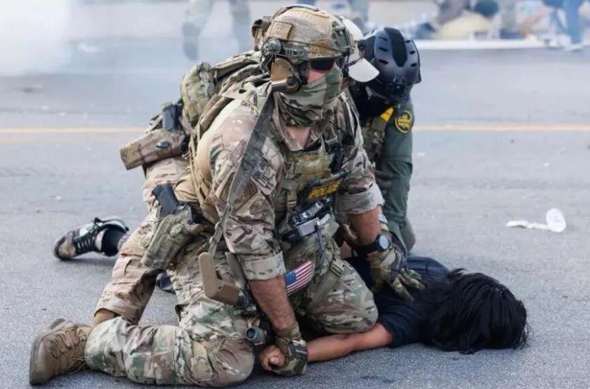 这边美国政府停摆，联邦雇员无米下锅；那边芝加哥街头暴乱升级，接近内战边缘。
四面