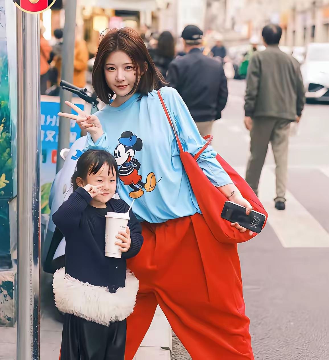 有网友说，这应该是王思聪看了会后悔的照片吧？
其实像王思聪这样的，见的美女太多了