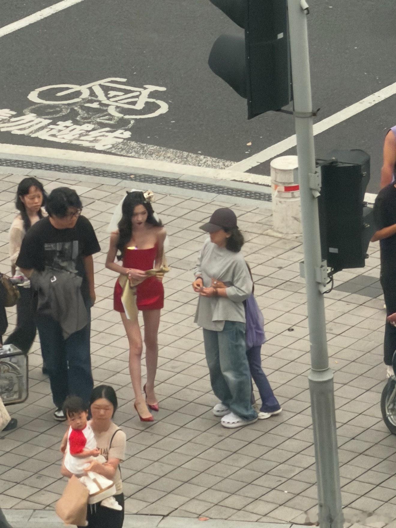 怪不得yml这段时间脸这么平整了，瘦到这种程度了，上镜才刚刚好。 