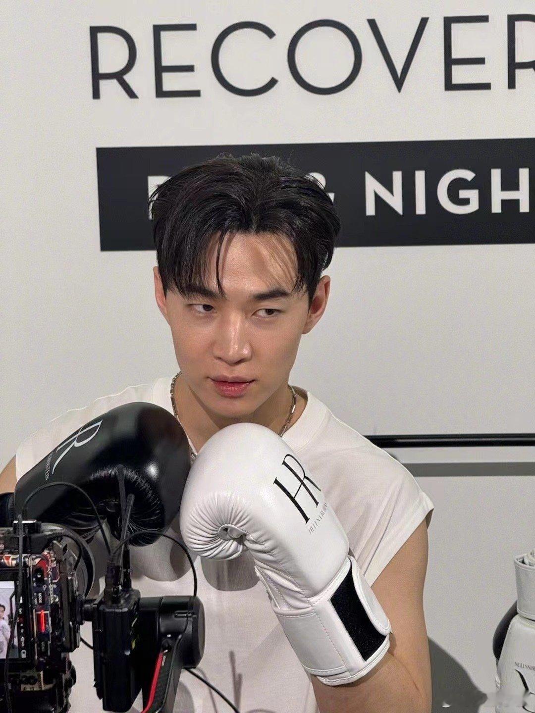 #Henry上海活动人气#这么火的人气也是让我们长见识了，帅气的脸庞，太迷人了，