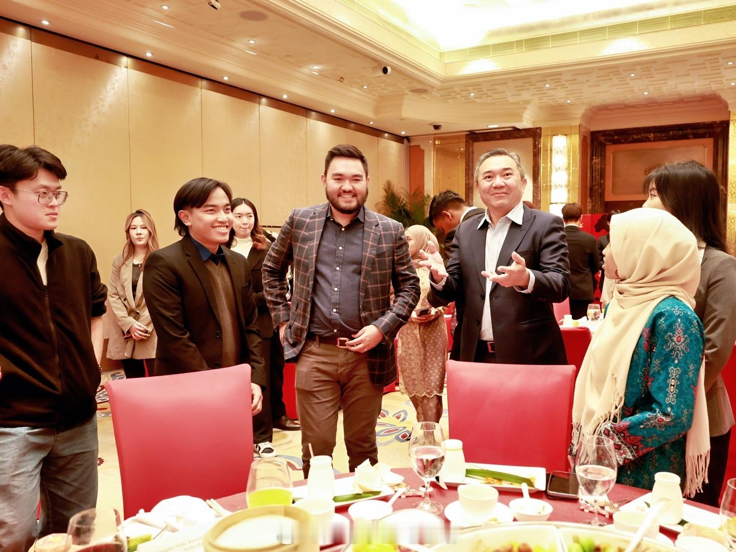 王室王室马来西亚王室雪兰莪 2025年12月2日，雪兰莪王储夫妇在帝都出席马来投