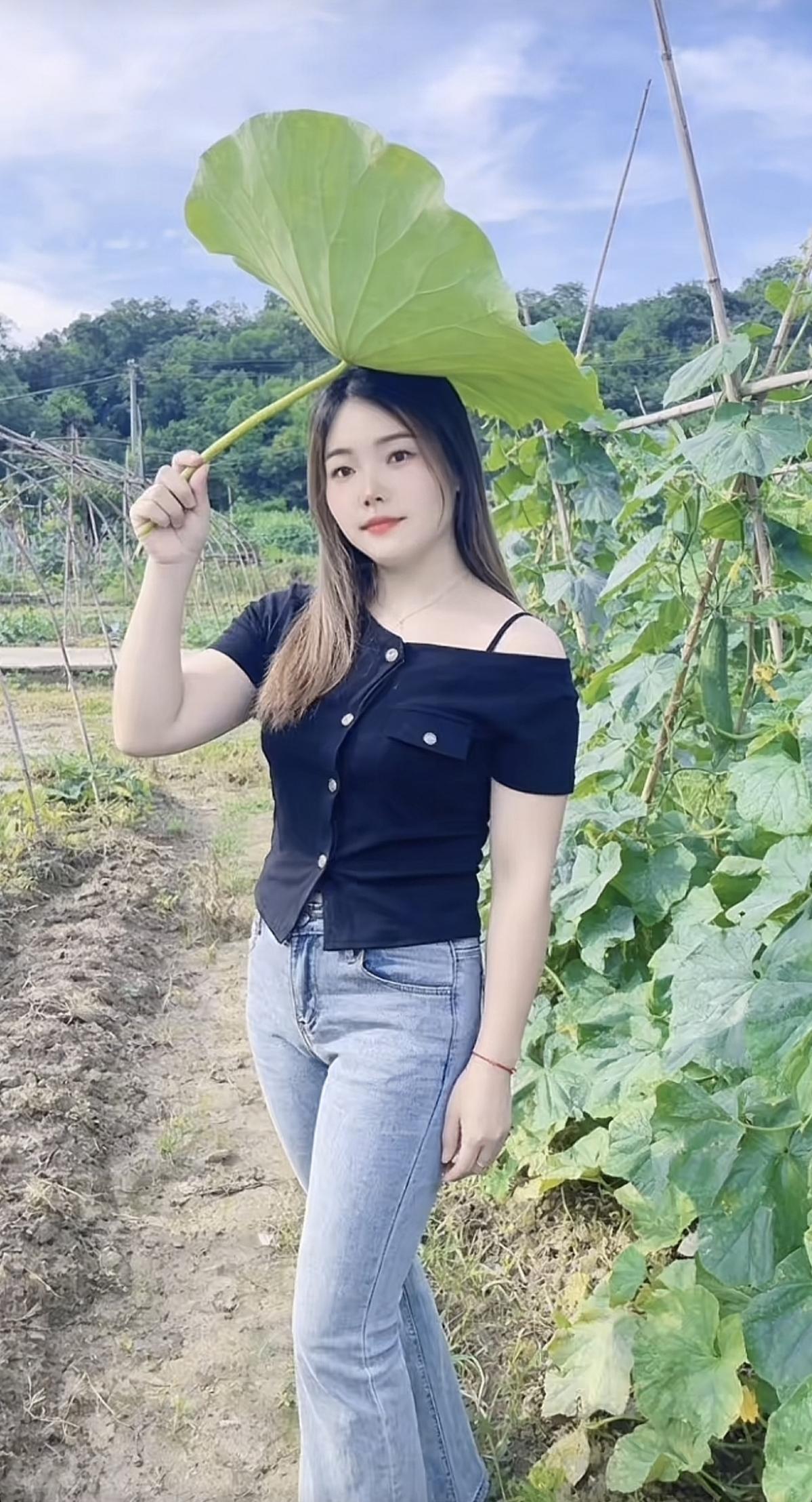 青叶垂头，翠裙飘逸。