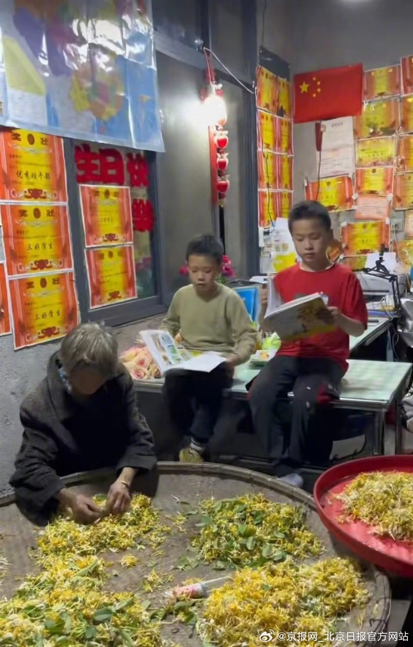 #小学三年级奶奶用20元奖励孙辈奖状# 只有小学三年级文化的曾美云奶奶，深知读书