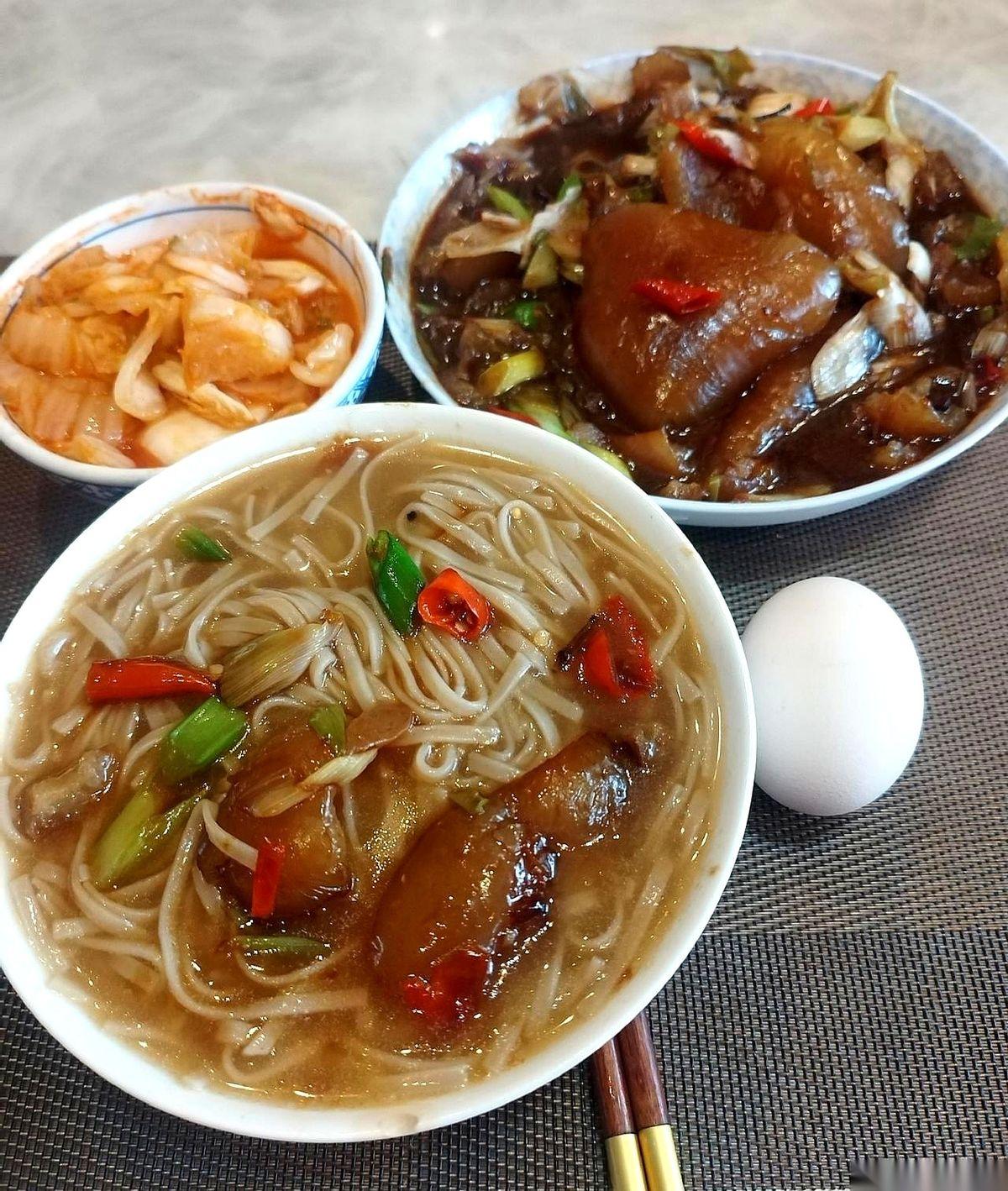 我火了。
就因为一碗卤猪皮面。
一碗面条，几块肥嘟嘟的肉皮，视频里我“狼吞虎咽”