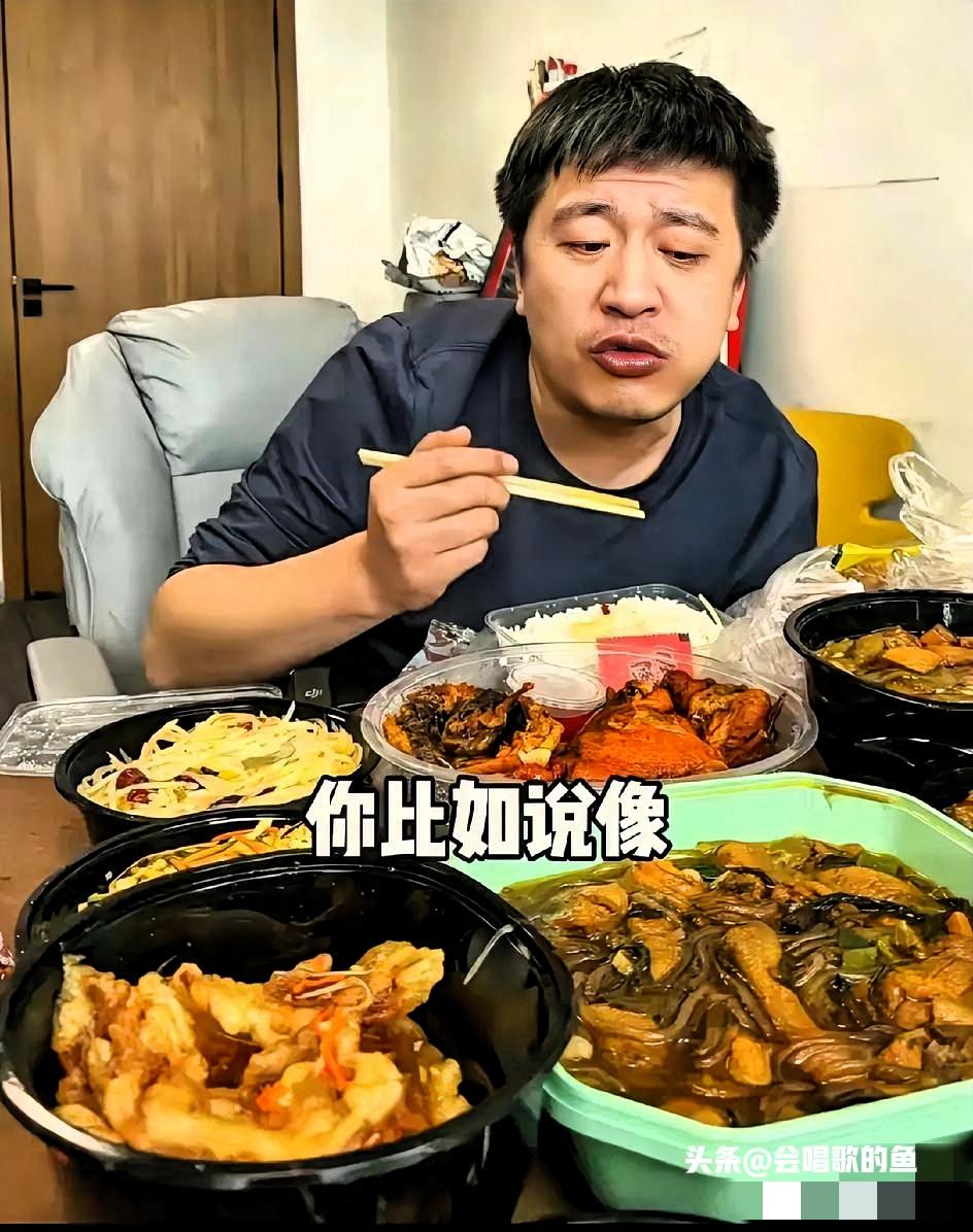 这是张雪峰今天中午出镜吃午饭的画面。一碗米饭六碗菜。
外卖重油重盐，长期久坐直播