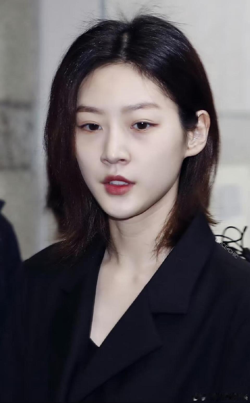 家人们，大S和金赛纶这相似的人生真的太让人揪心。她们都在家庭和命运里艰难前行，被