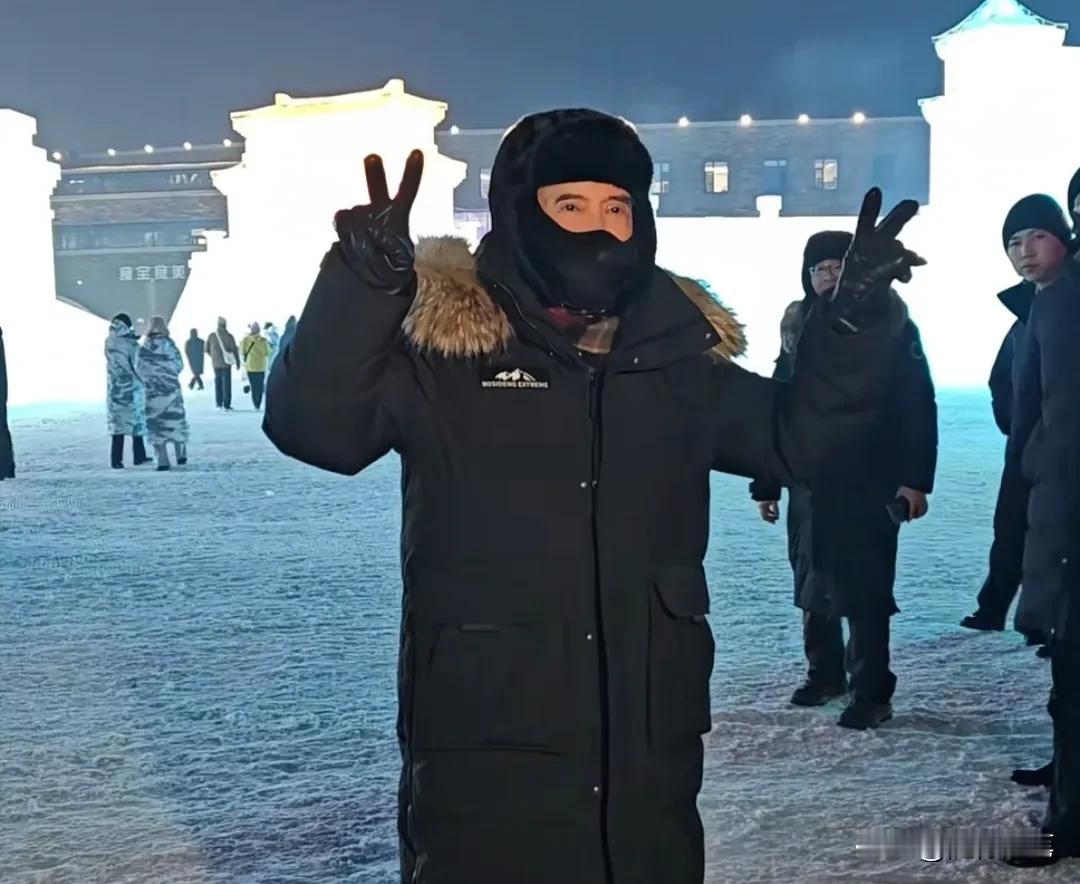 看到没？马英九晚上参观冰雪大世界心情大好，兴奋开心得拍照时居然都比起个两个耶✌?