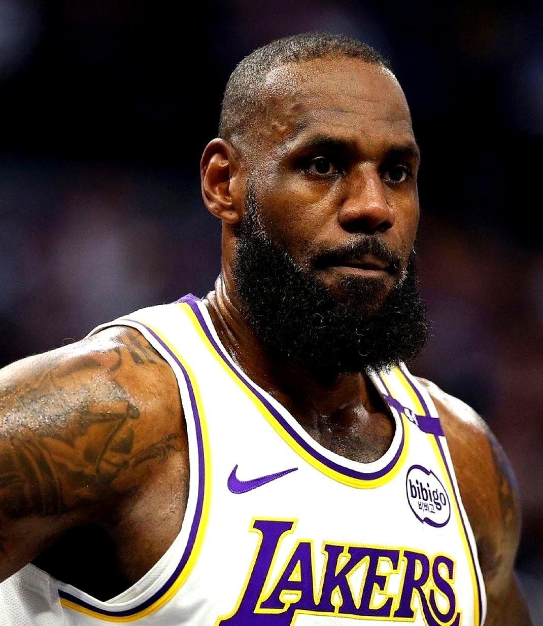 你说詹姆斯打球没技术全靠身体，那你倒给我解释解释，一个41岁的老头子凭什么能在N