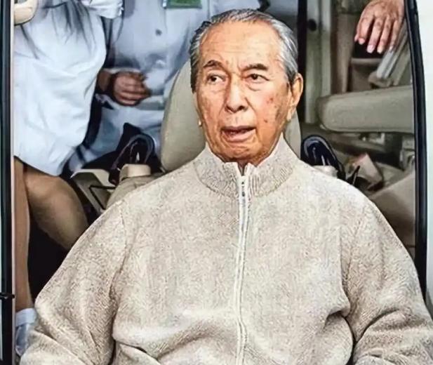 何鸿燊是个谜！2009年，时年88岁的何鸿燊多项器官已经衰竭，但他一直活到了20