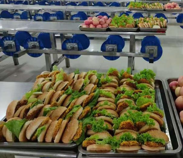 安徽阜阳，一名00后男子丢了手机，幸好被一位乡镇的男老师捡到。老师在联系上失主后