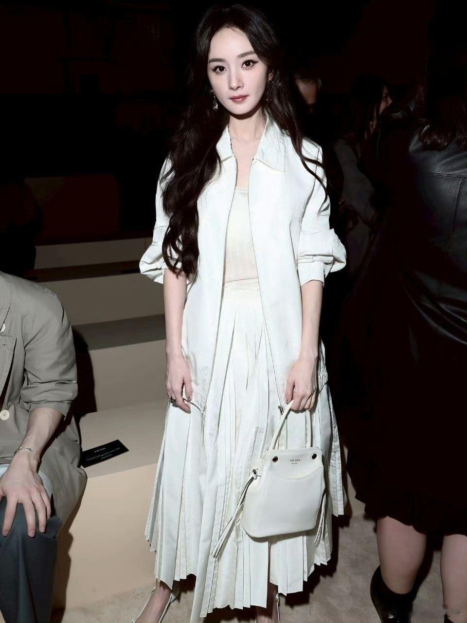 杨幂米兰g社生图杨幂米兰生图看到杨幂在米兰的生图状态，真的能感受到她由内而外散发