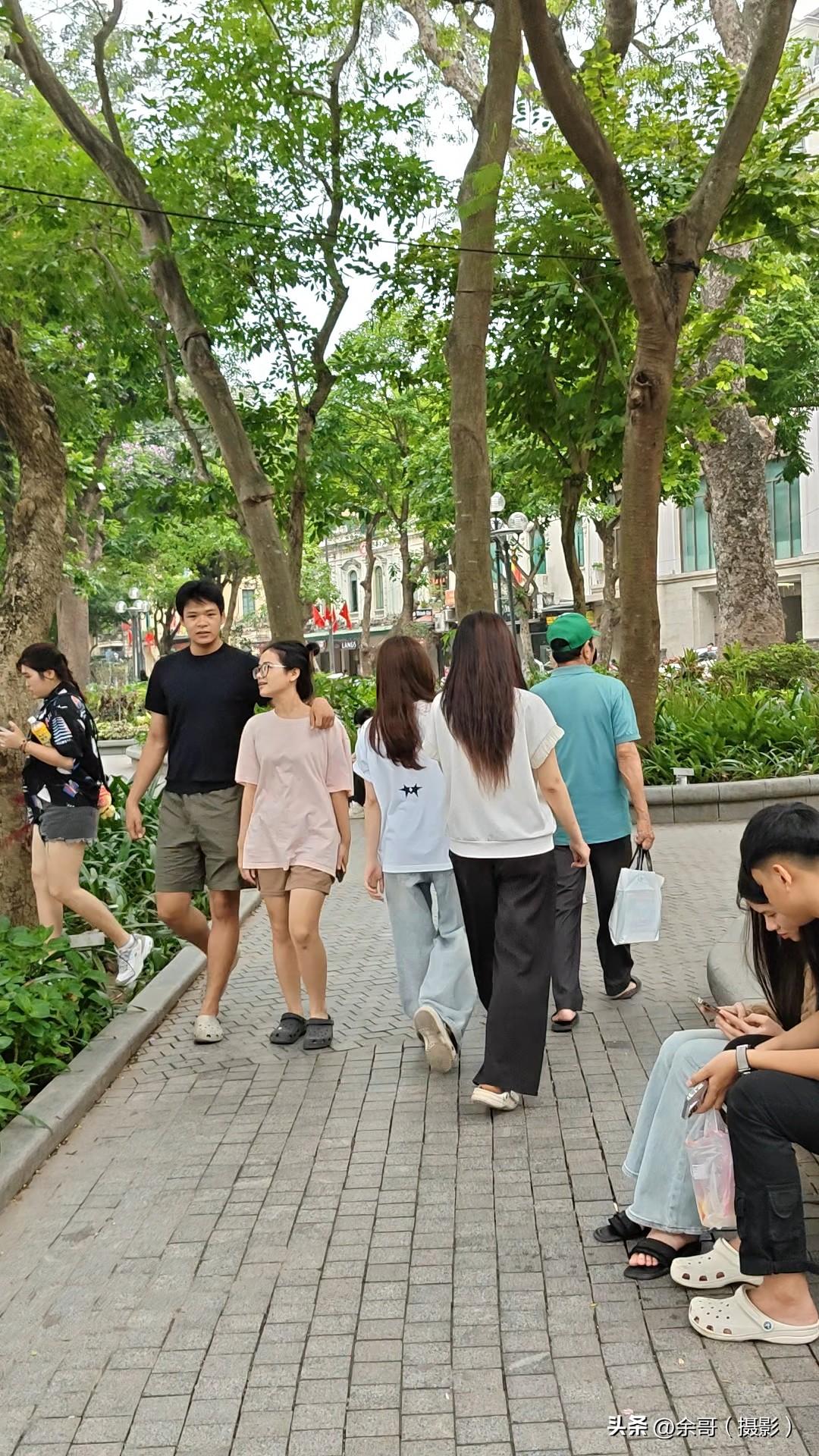 去越南旅游后，发现越南街上的情景和中国确实有相似之处。2026年春节前后有人全家