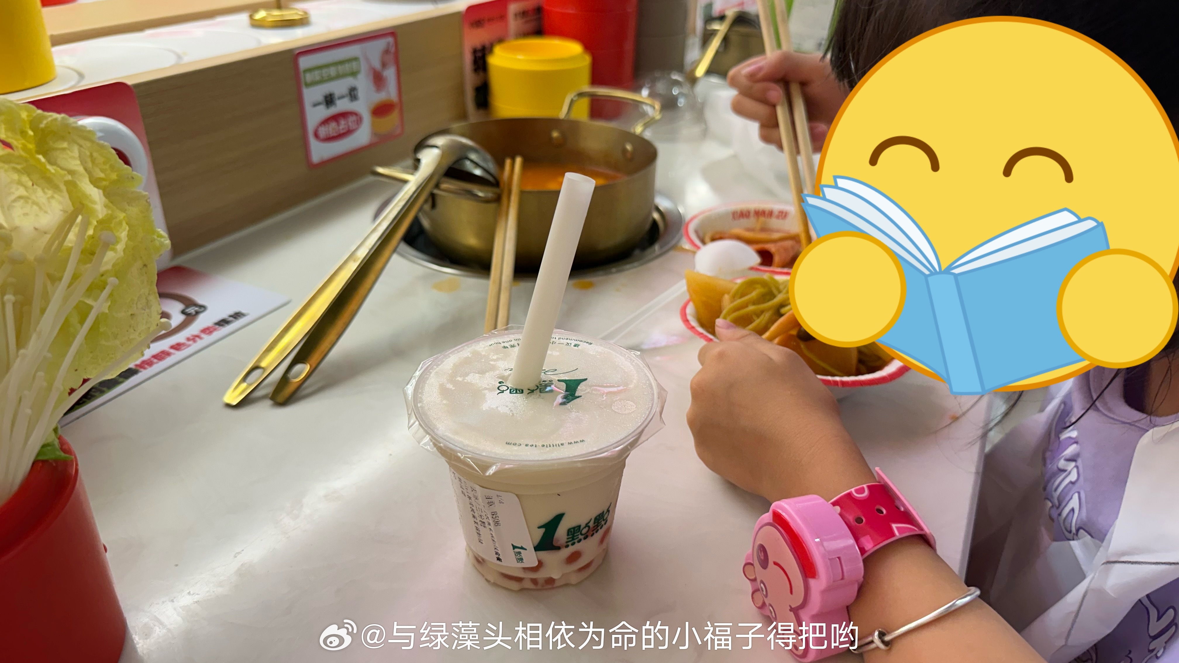在吃小火锅，结完账我老公先带我女儿去游乐园玩，我还剩两个鸡爪啃一下我正在埋头啃鸡
