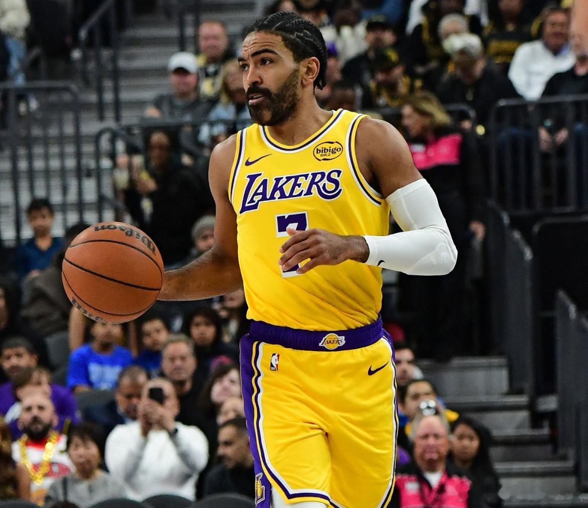 海斯谈到今天文森特手感火热“他在整个训练营中都表现得非常出色，你也看到了他今天的