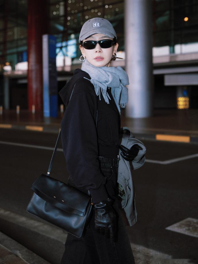 戚薇戴了皮手套 她那个走路带风的架势配上黑色皮手套，整个人散发着生人勿近的气场，
