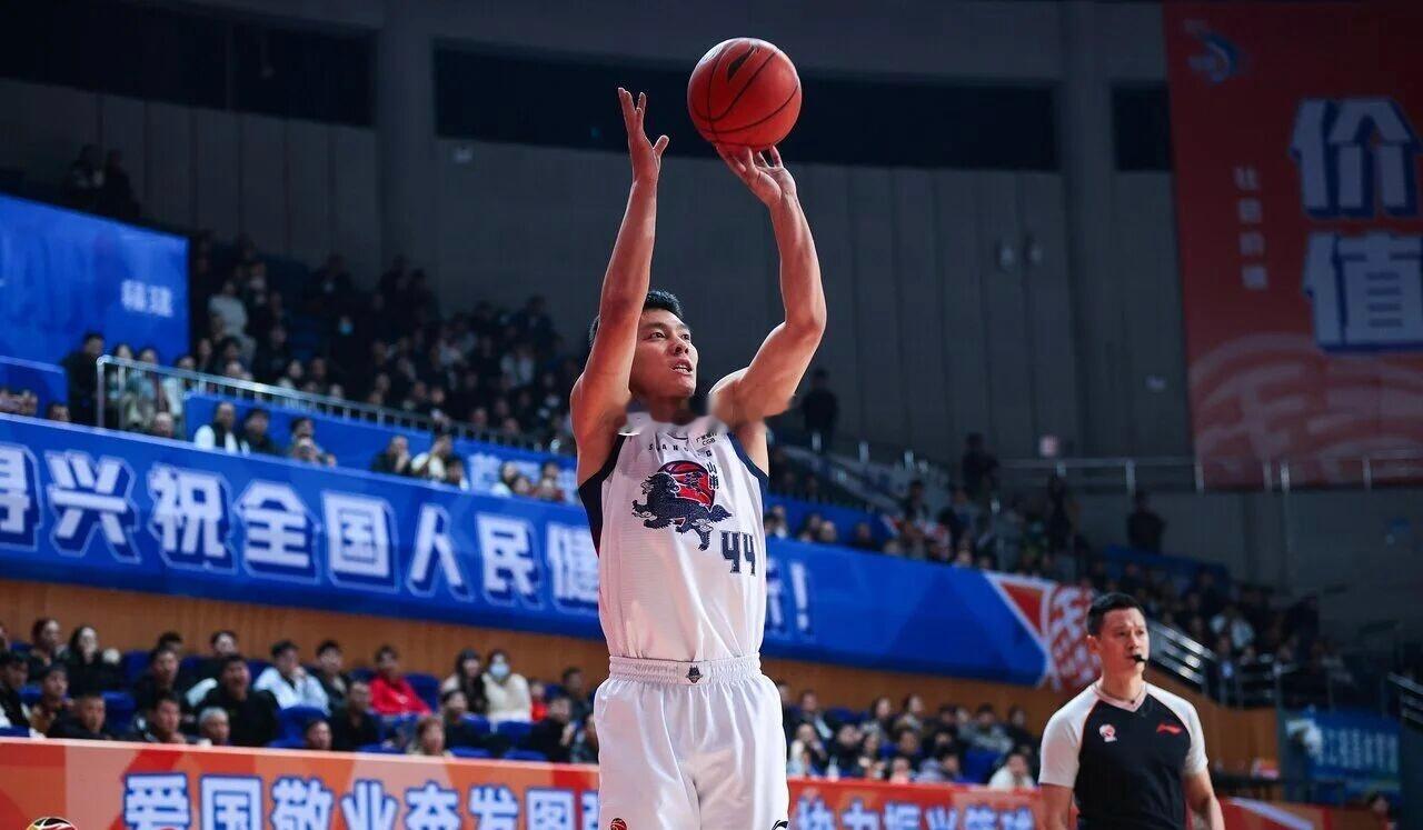 山东高速男篮客场击败福建，豪取四连胜，实属不易。而有几位球员的表现颇为亮眼，也是