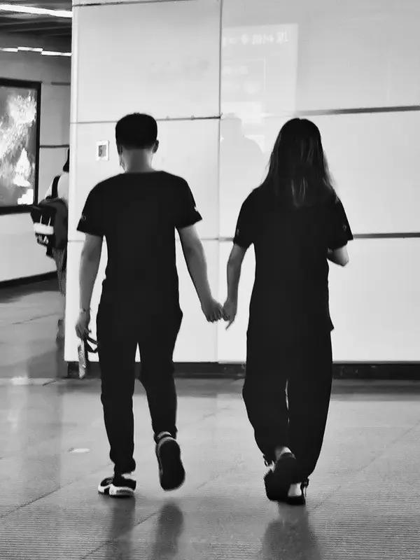 上联：苦乐皆由深爱起；
下联：离合总关缘分生。