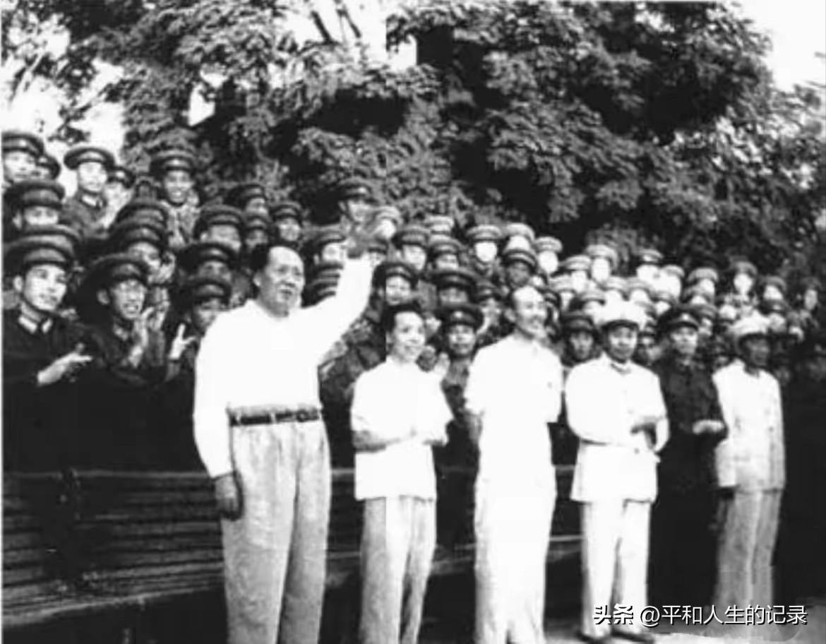 1958年8月9日，毛泽东主席在济南军区司令部大院，接见了出席济南军区第一届党代