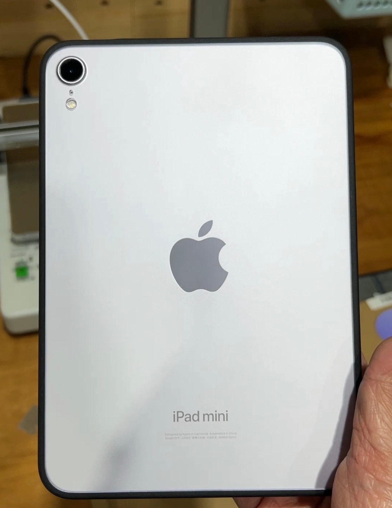 有朋友要我们拿 iPad mini6的013壳子对比一下公模我们就不对比了，不过