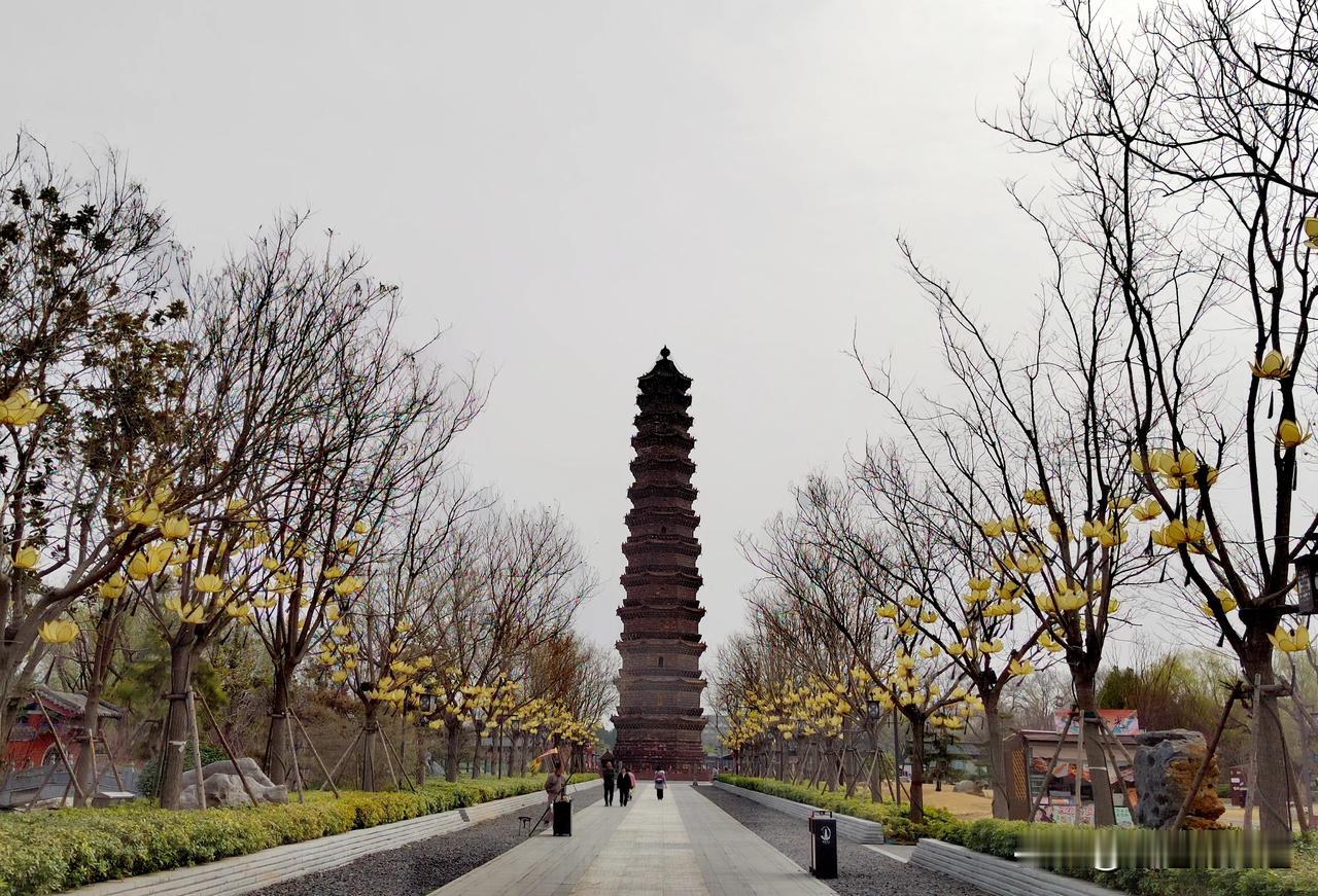 开封铁塔
始建于太平兴国七年（公元982年），是宋太宗用来供奉吴越国进贡的阿育王