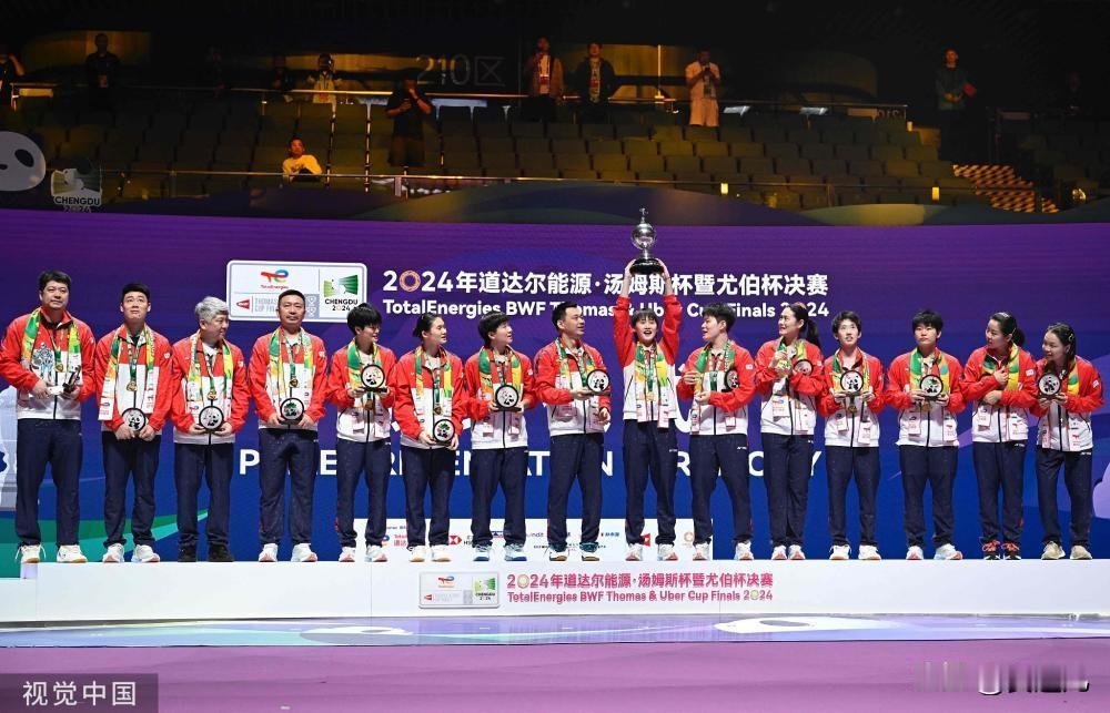 恭喜！中国队夺冠，实力占优连赢三场击败对手 
羽毛球尤伯杯决赛，中国队对阵印度尼